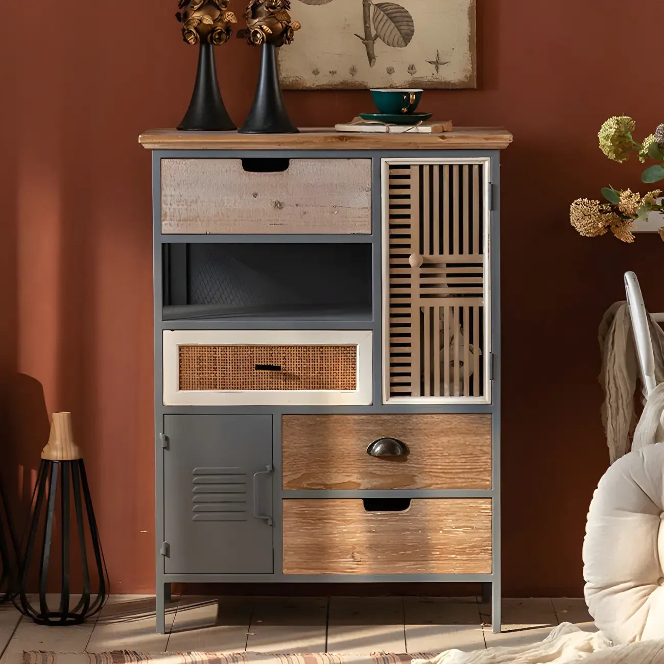 Vitrine moderne cintrée en bois clair et porte vitrée