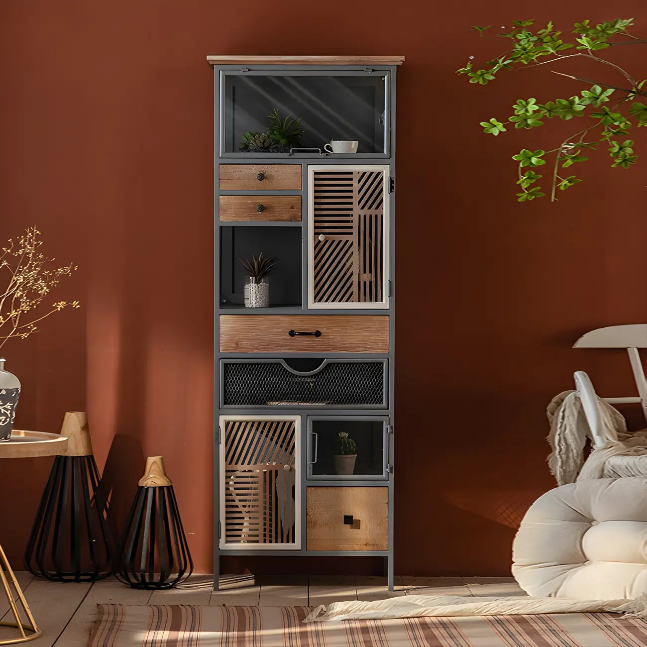 Vitrine moderne cintrée en bois clair et porte vitrée