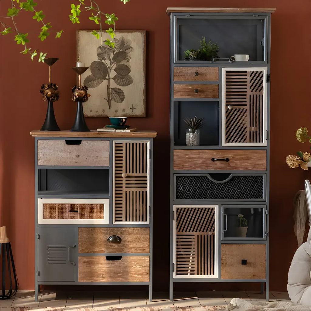 Vitrine moderne cintrée en bois clair et porte vitrée