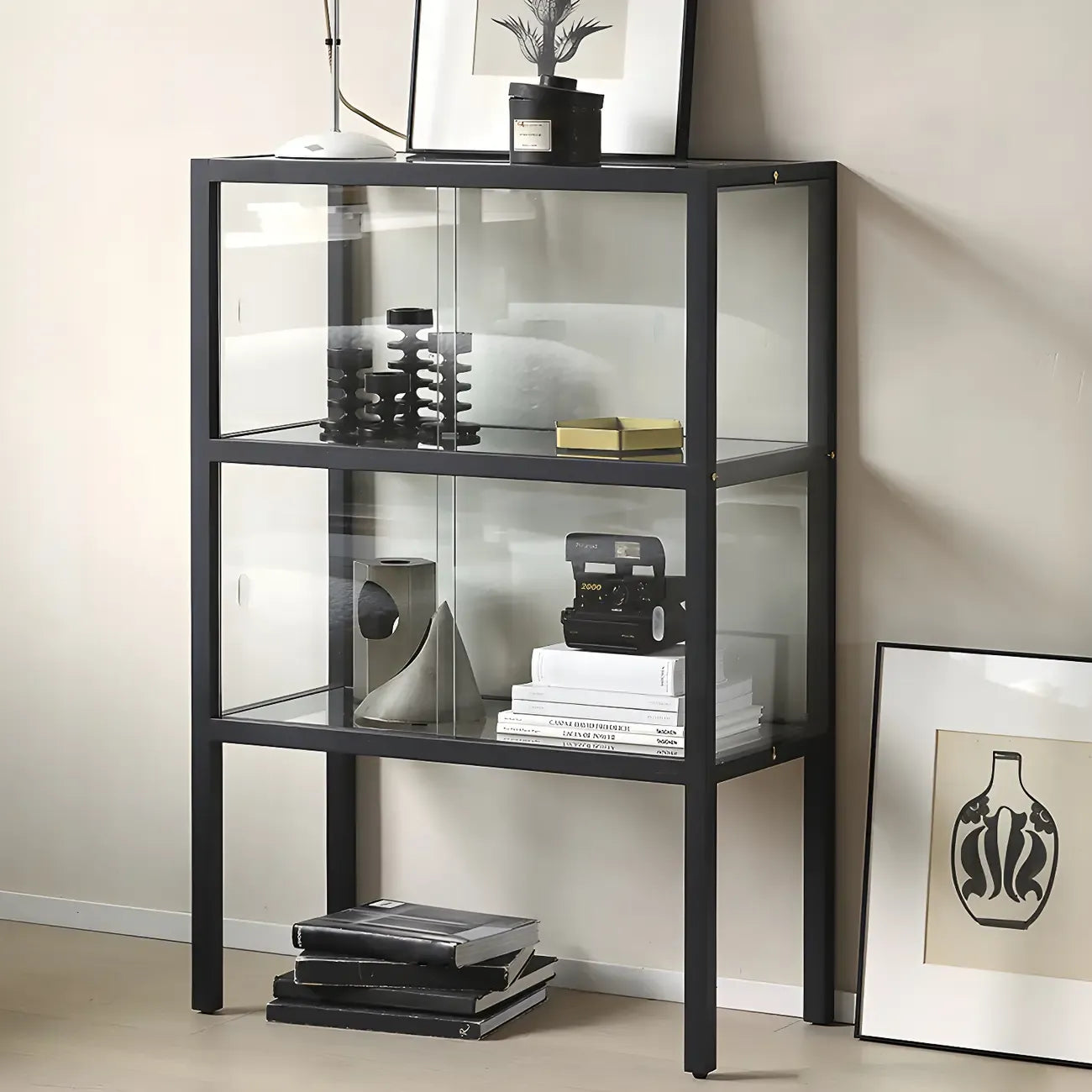 Vitrine moderne en verre noir avec cadre en métal
