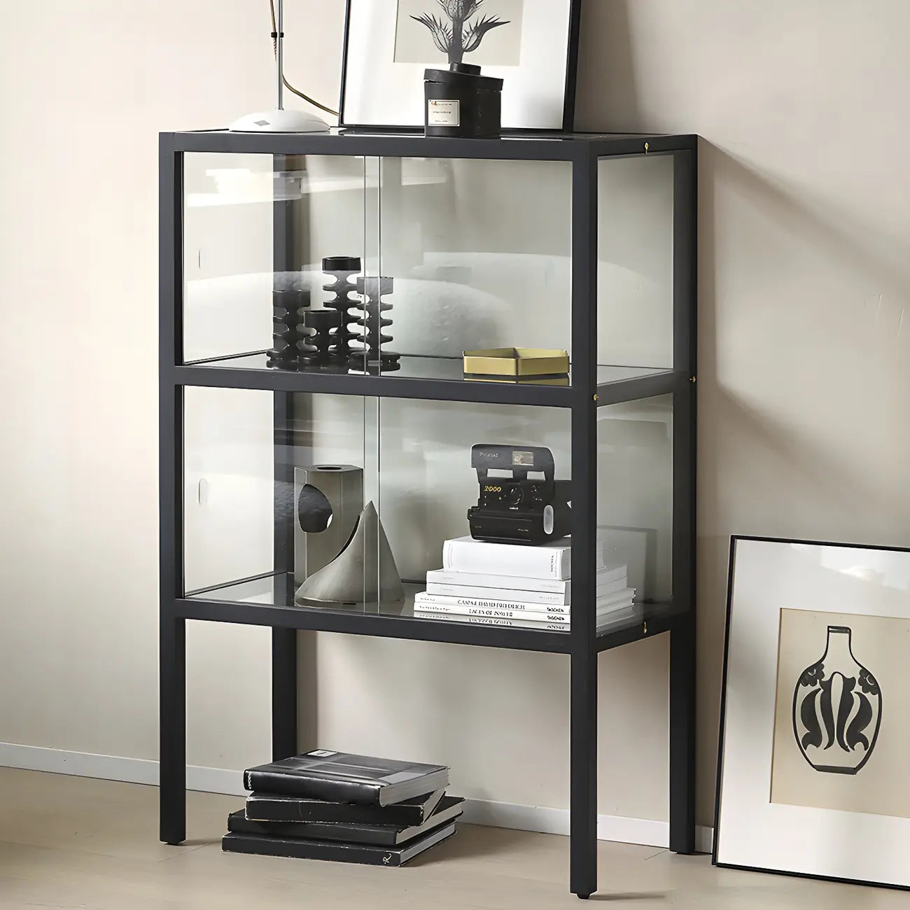 Vitrine moderne en verre noir avec cadre en métal