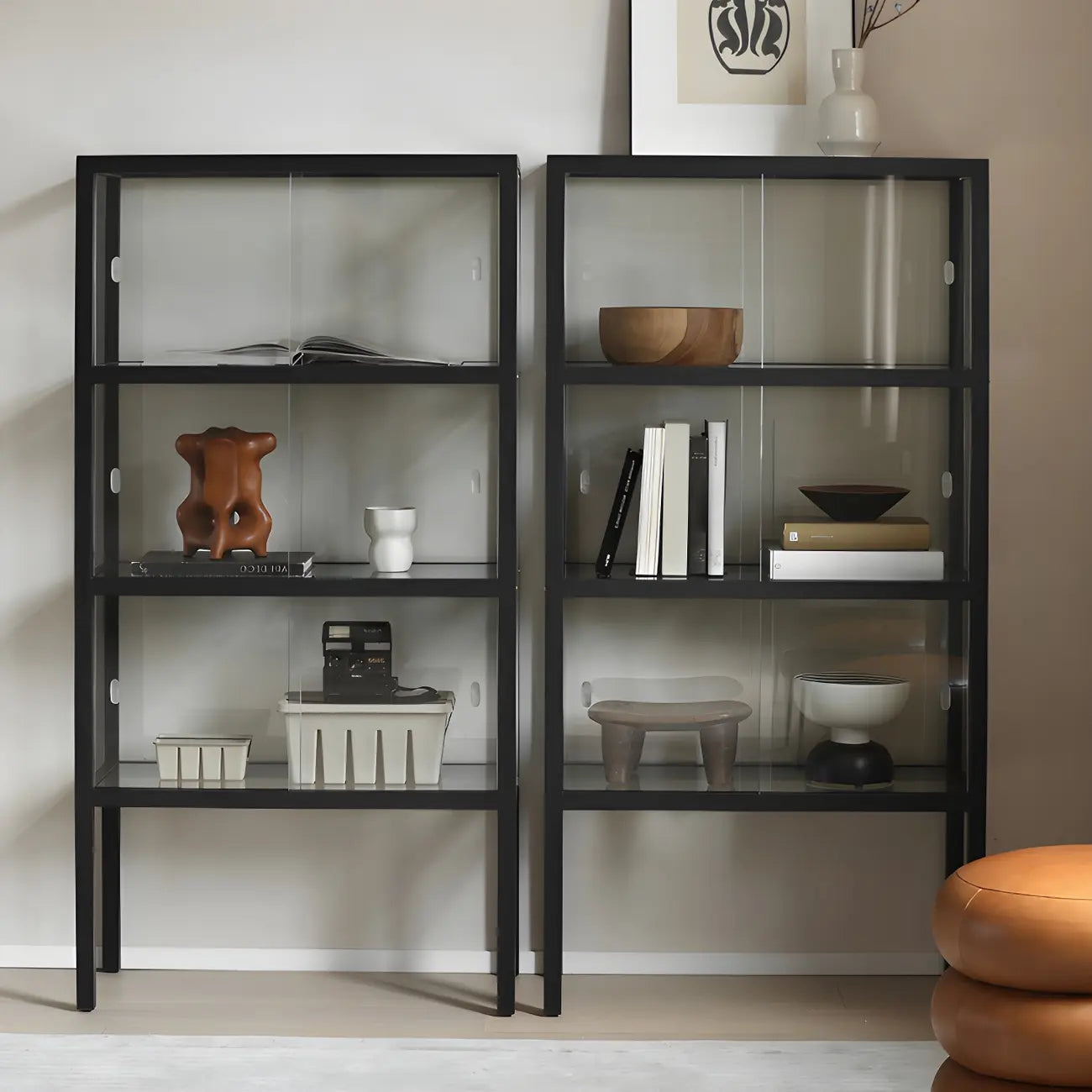Vitrine moderne en verre noir avec cadre en métal