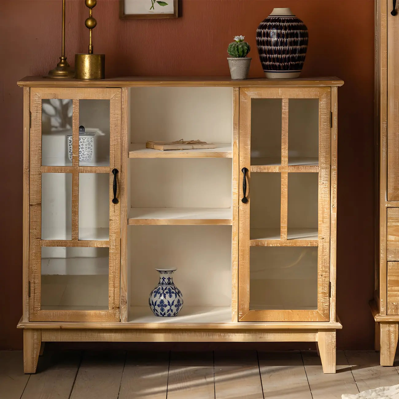 Vitrine moderne cintrée en bois clair et porte vitrée