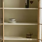Vitrine moderne cintrée en bois clair et porte vitrée