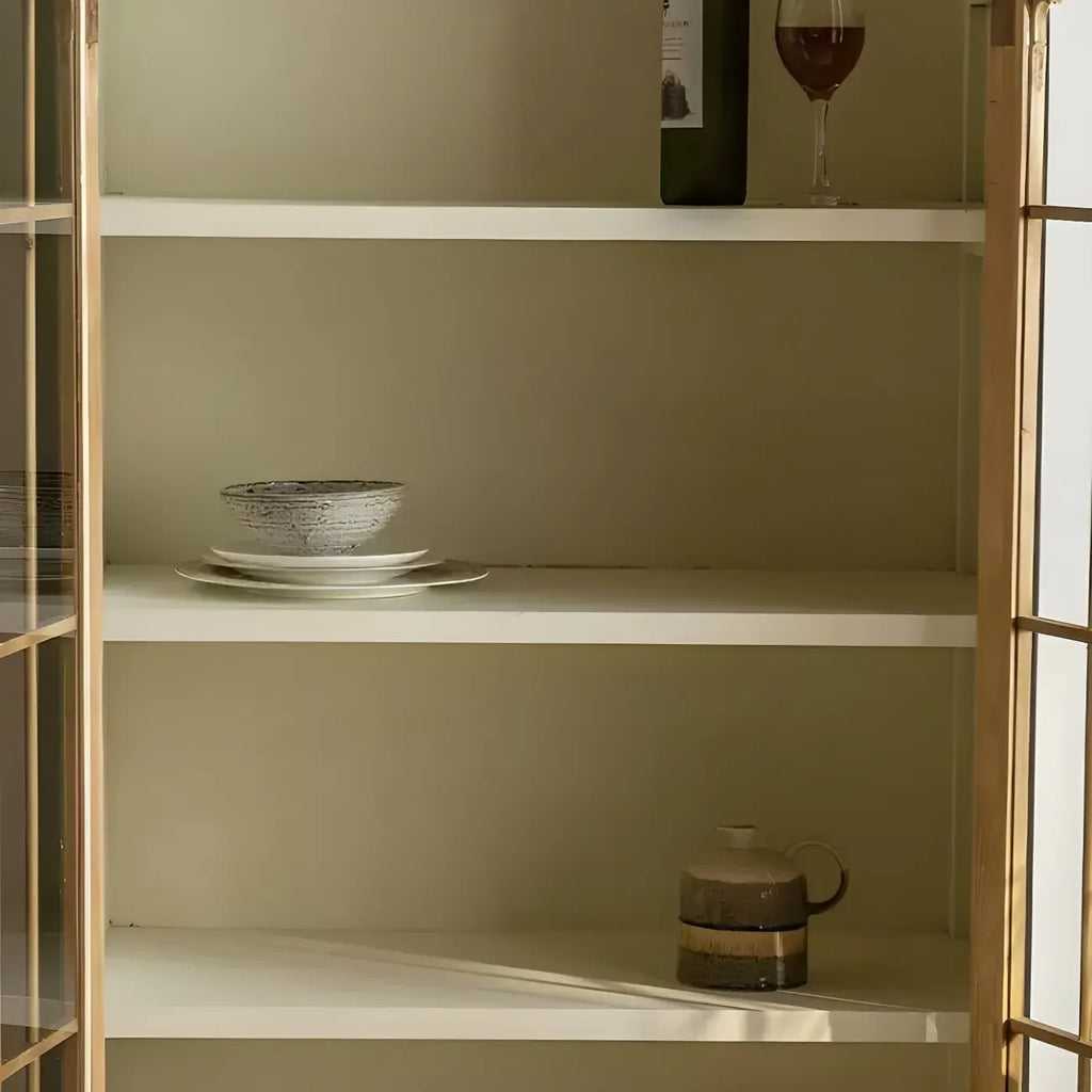 Vitrine moderne cintrée en bois clair et porte vitrée