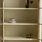 Vitrine moderne cintrée en bois clair et porte vitrée
