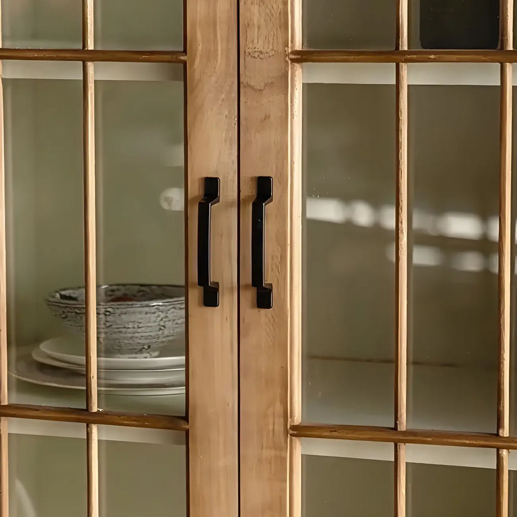 Vitrine moderne cintrée en bois clair et porte vitrée