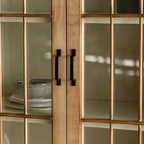 Vitrine moderne cintrée en bois clair et porte vitrée