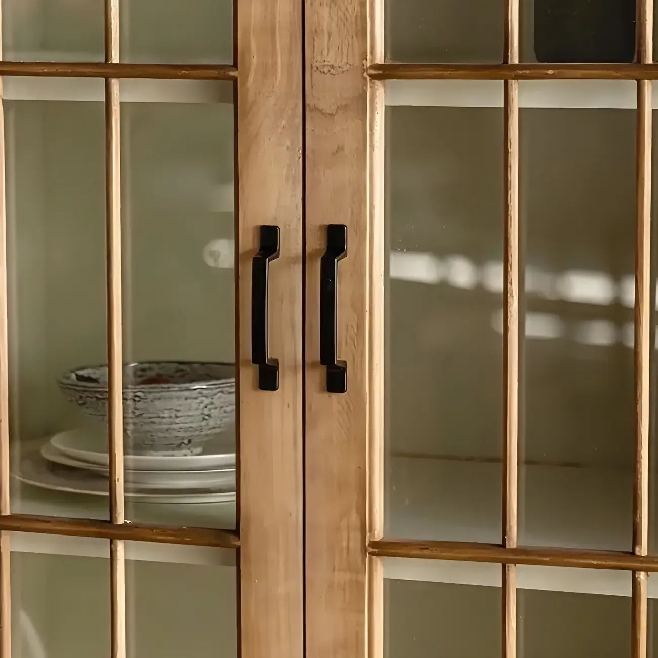 Vitrine moderne cintrée en bois clair et porte vitrée