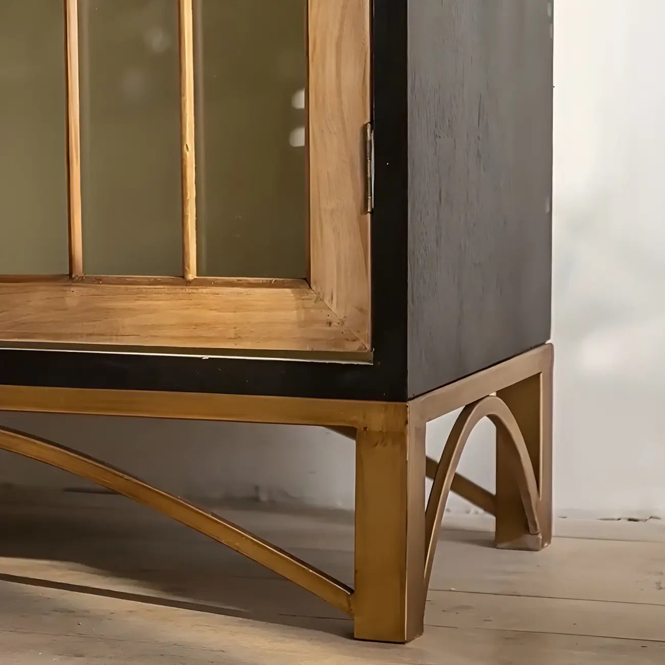 Vitrine moderne cintrée en bois clair et porte vitrée