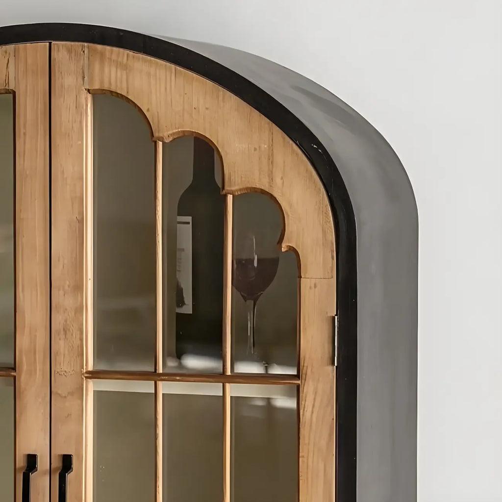 Vitrine moderne cintrée en bois clair et porte vitrée