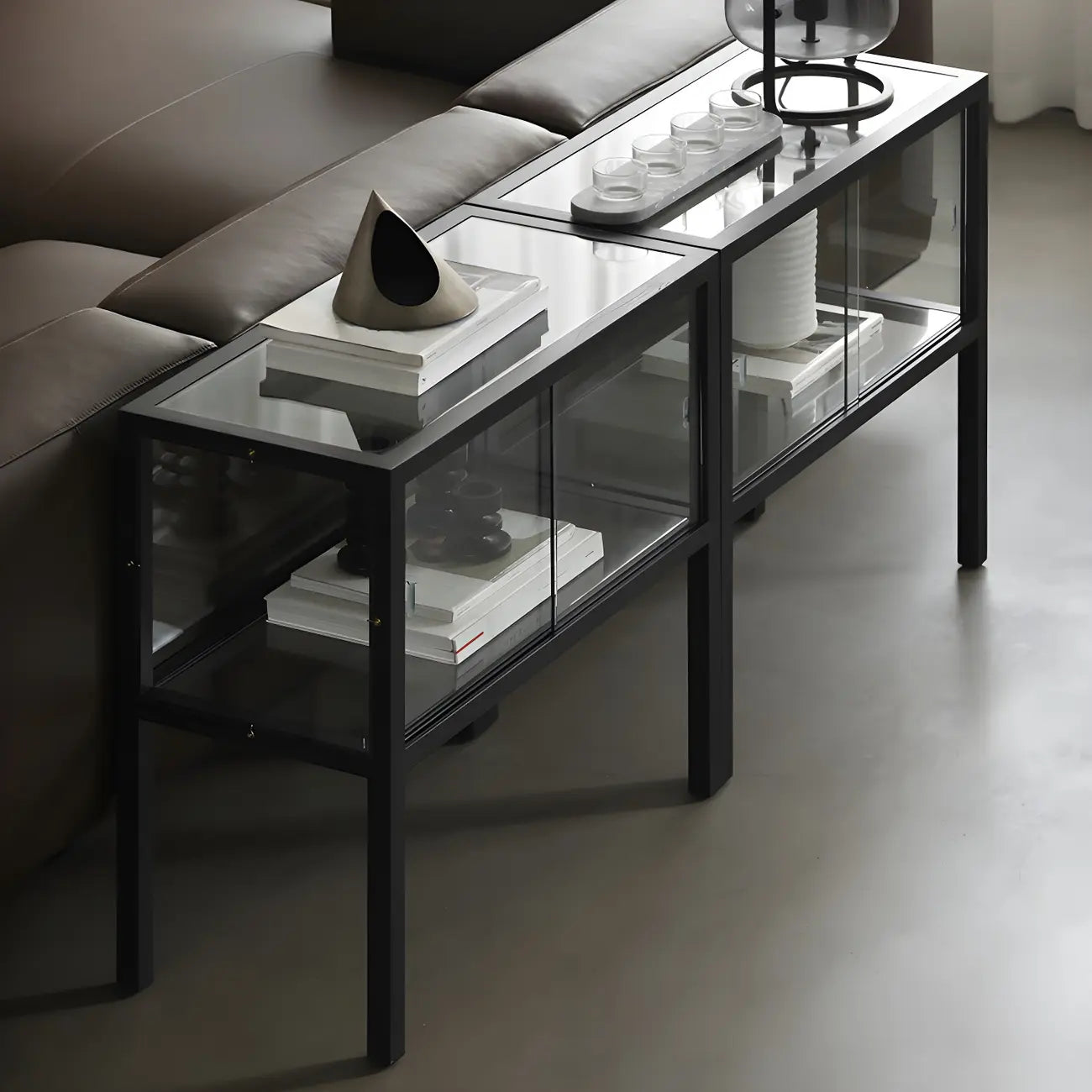 Vitrine moderne en verre noir avec cadre en métal