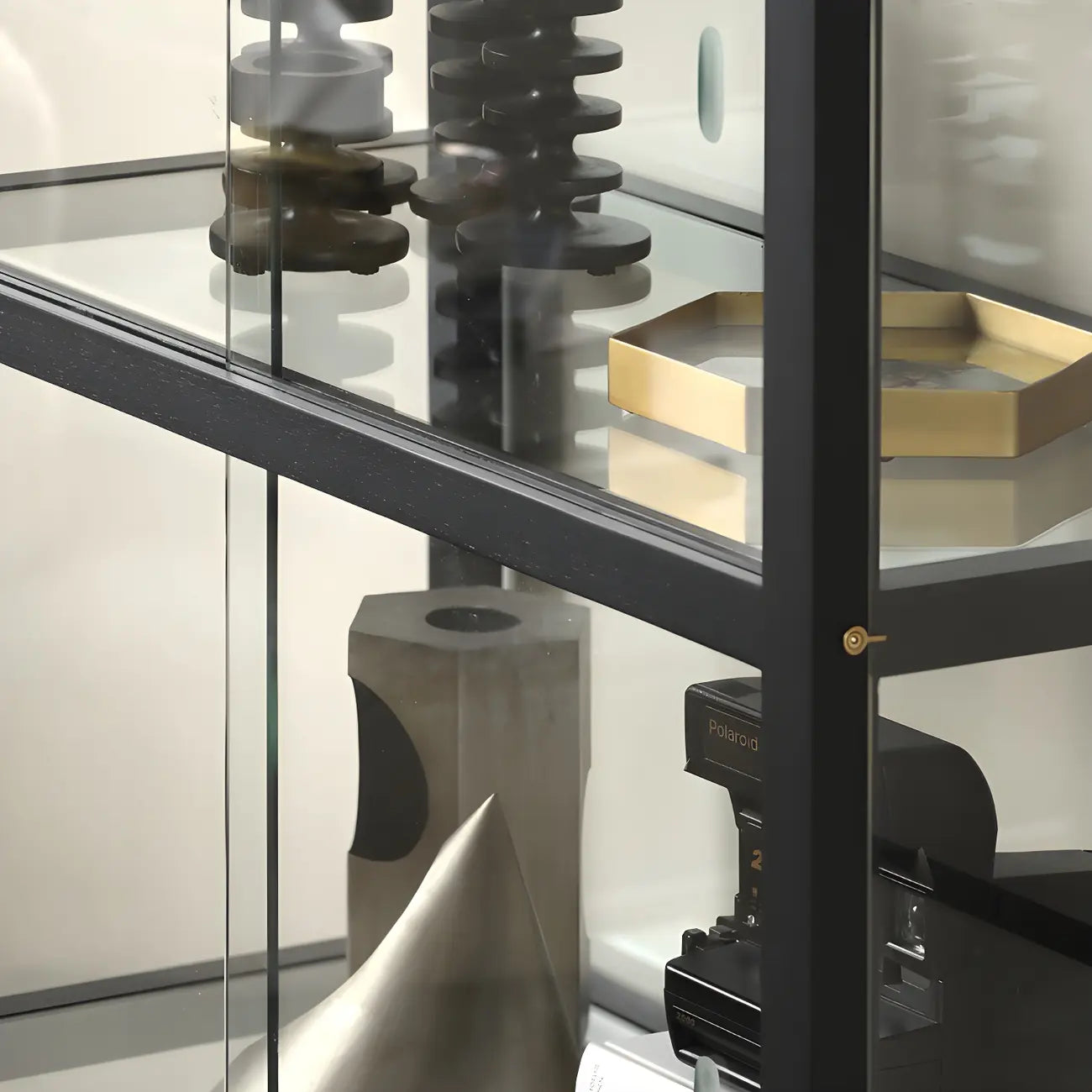 Vitrine moderne en verre noir avec cadre en métal