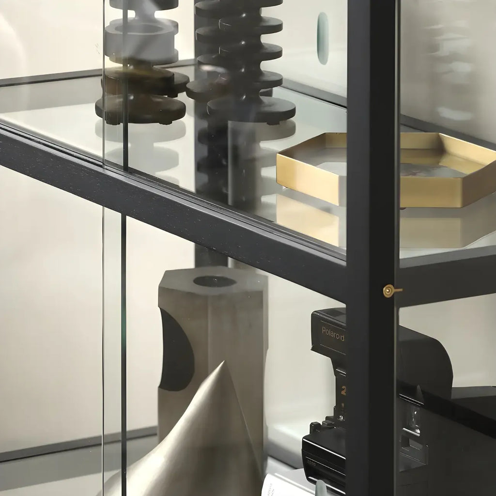 Vitrine moderne en verre noir avec cadre en métal