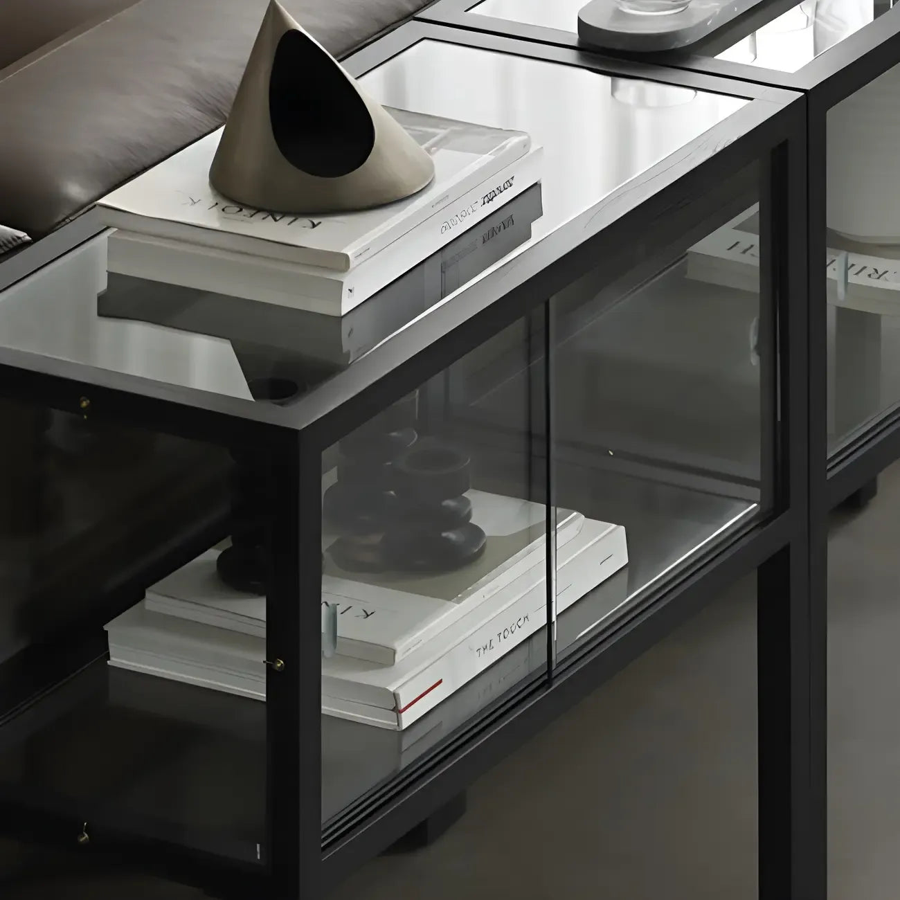 Vitrine moderne en verre noir avec cadre en métal