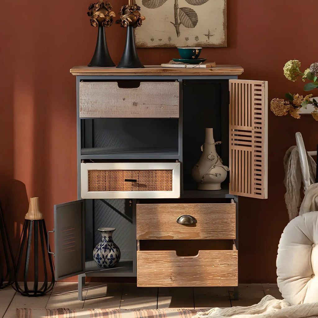 Vitrine moderne cintrée en bois clair et porte vitrée