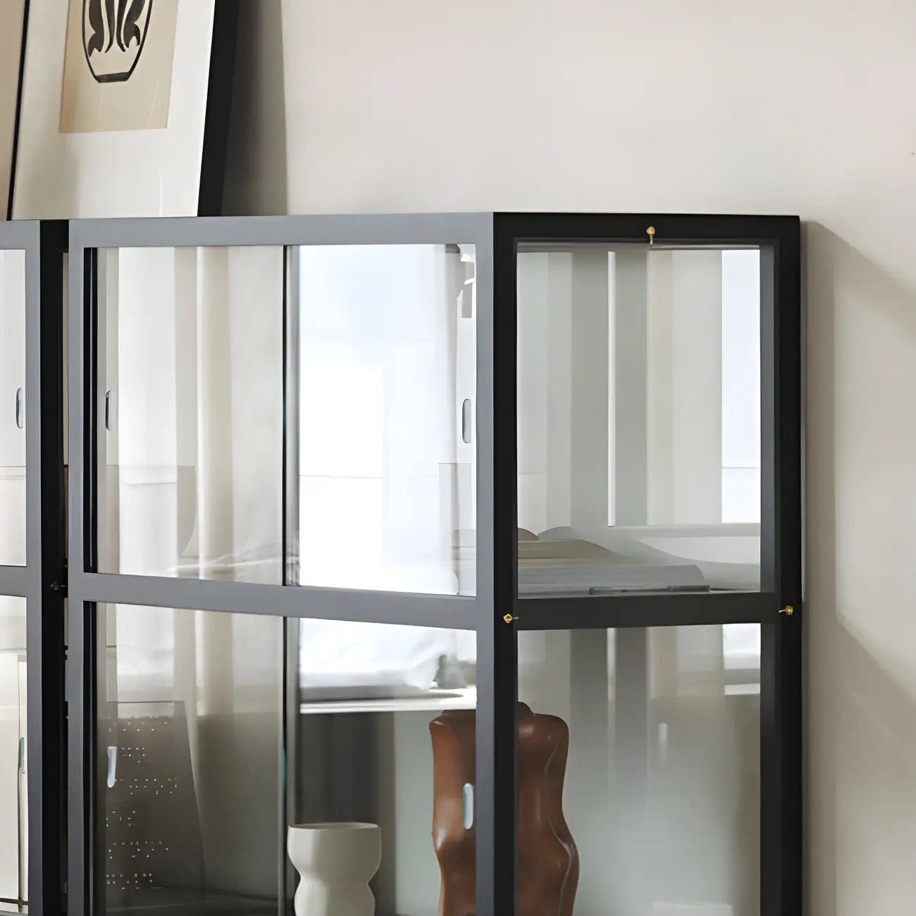 Vitrine moderne en verre noir avec cadre en métal