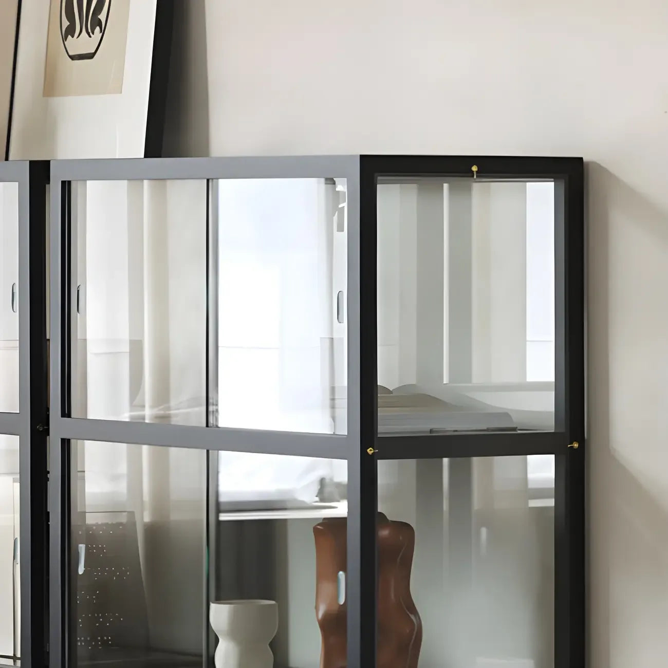 Vitrine moderne en verre noir avec cadre en métal