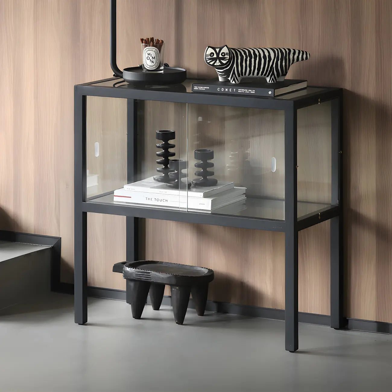 Vitrine moderne en verre noir avec cadre en métal