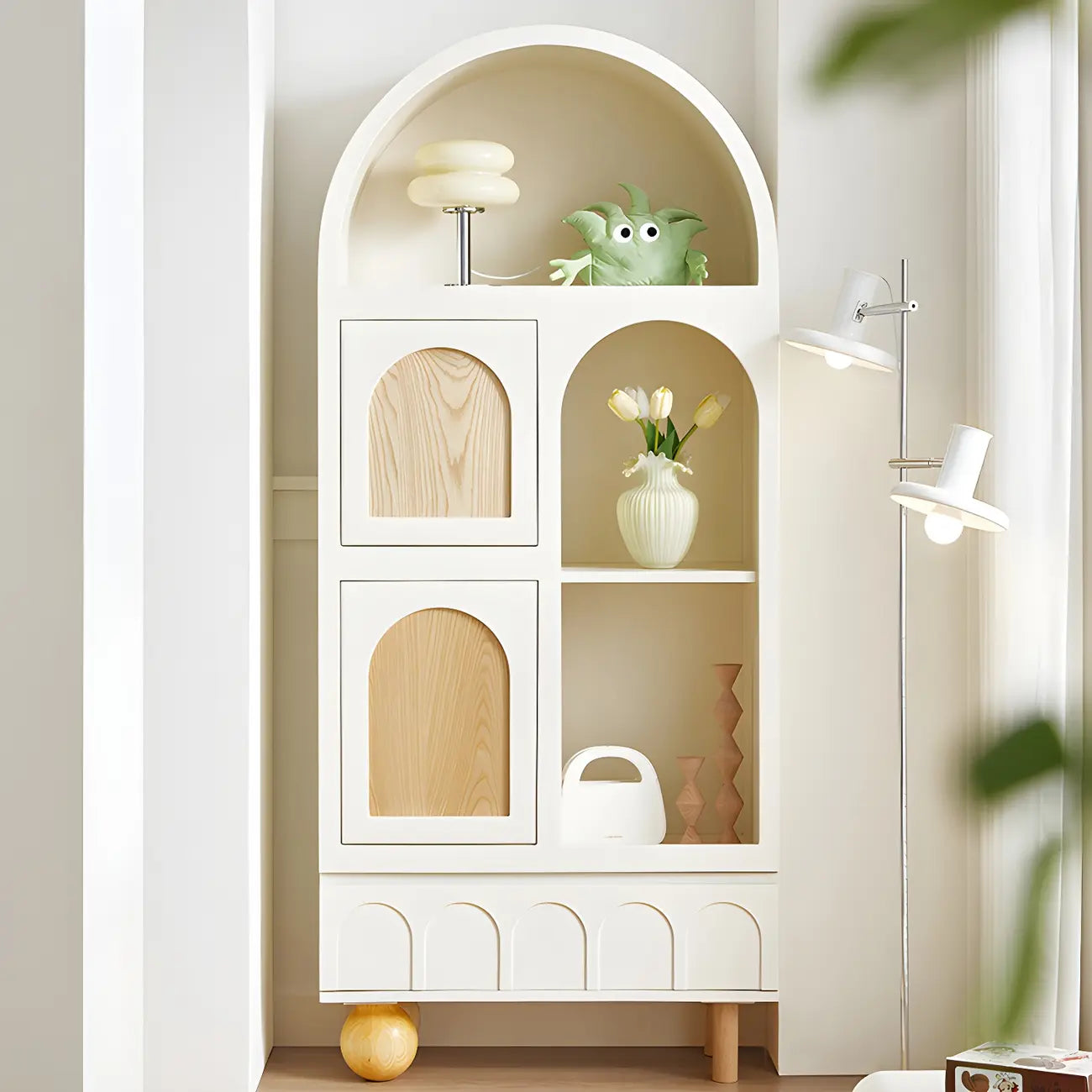 Vitrine de rangement ouverte moderne en bois blanc avec arc, style moderne