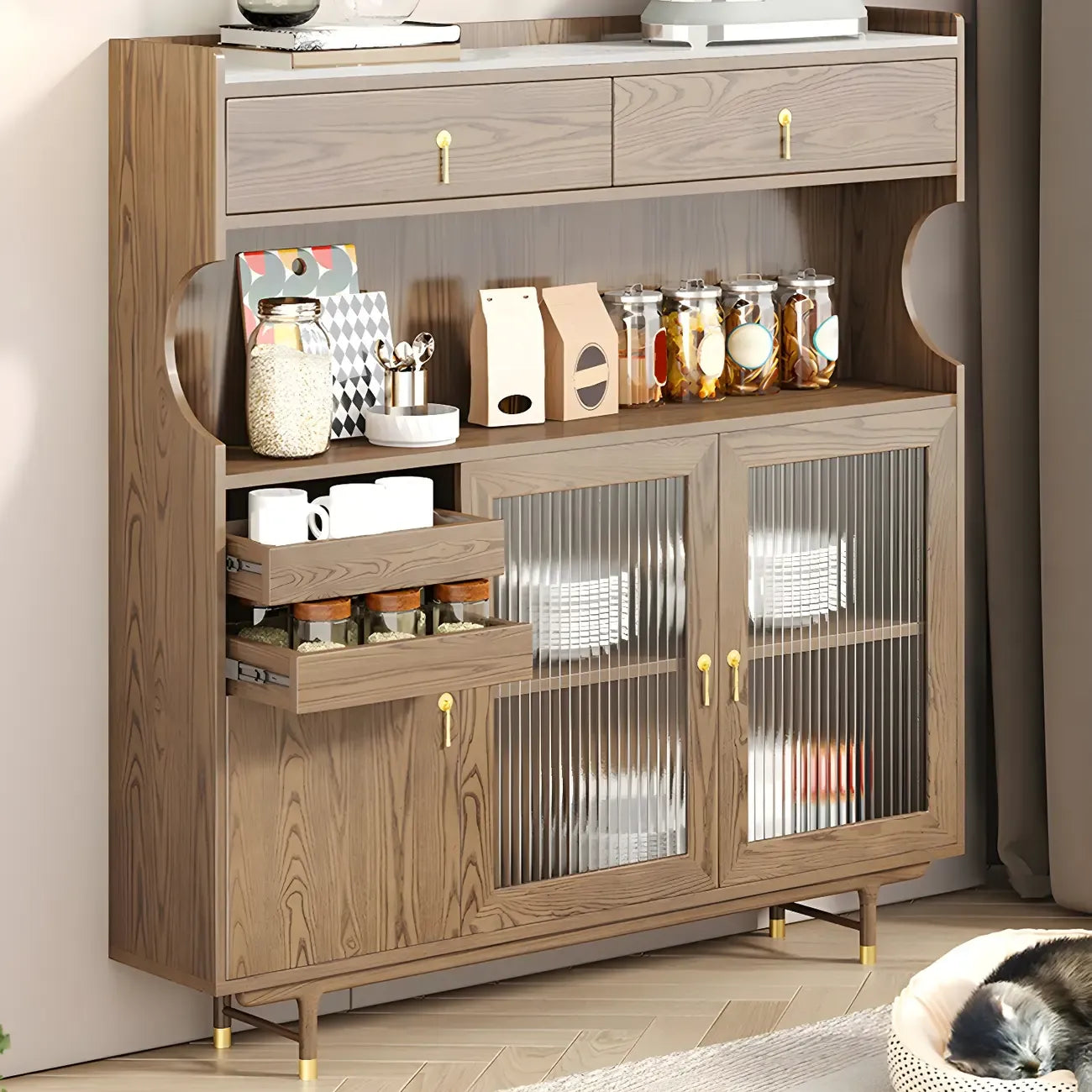vaisselier de cuisine en bois brun avec porte vitrée et rangements