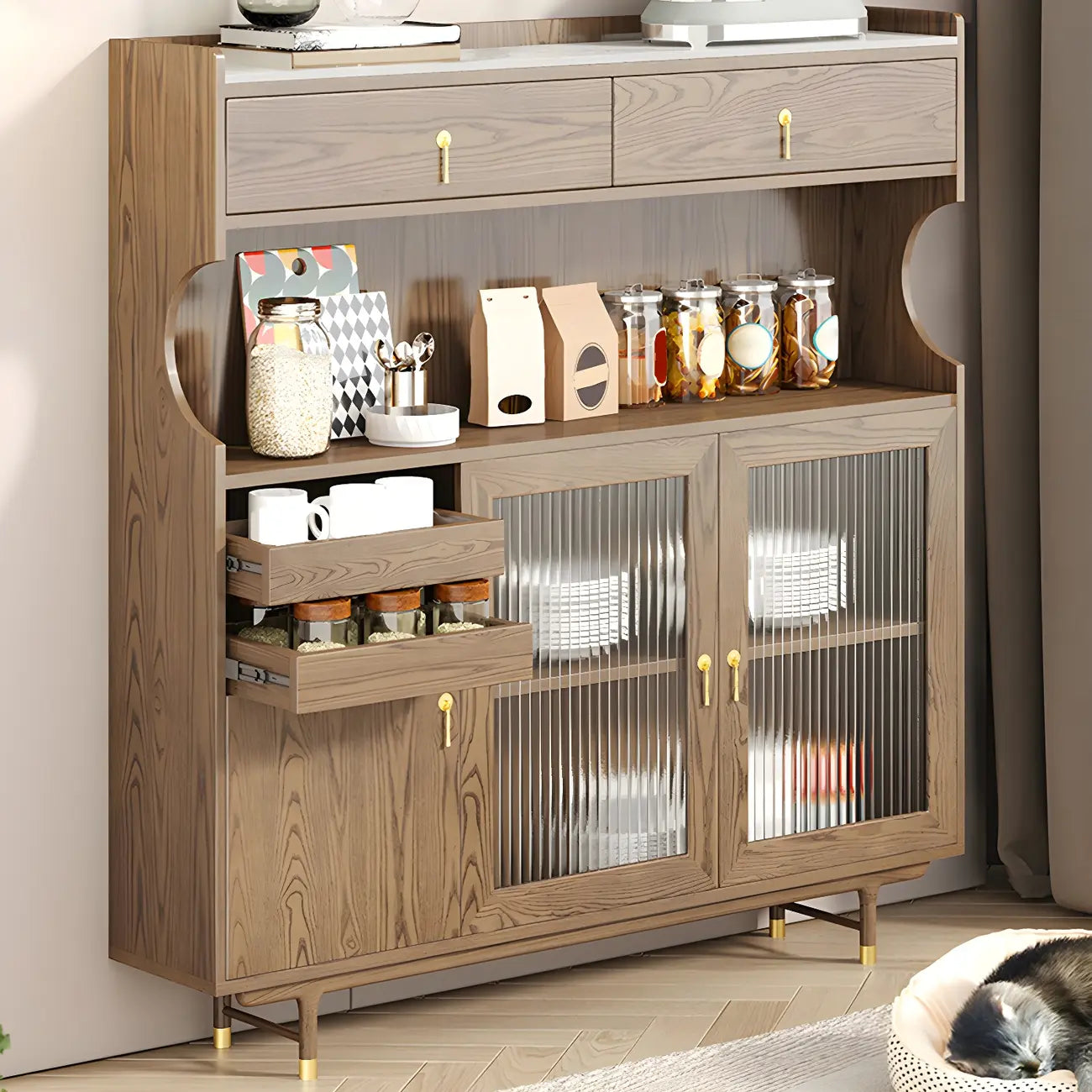 vaisselier de cuisine en bois brun avec porte vitrée et rangements