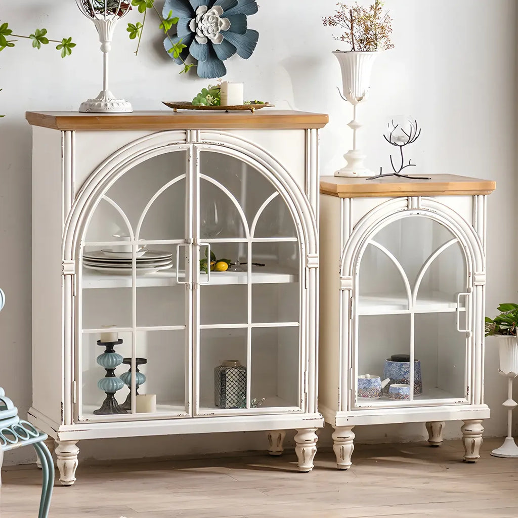Vitrine classique en bois avec portes blanches cintrées pour la maison