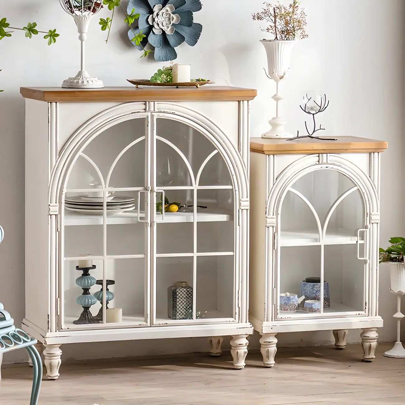 Vitrine classique en bois avec portes blanches cintrées pour la maison