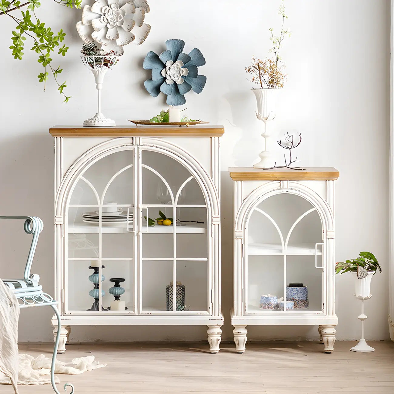 Vitrine classique en bois avec portes blanches cintrées pour la maison