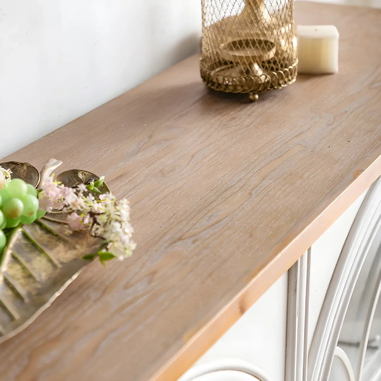 Vitrine classique en bois avec portes blanches cintrées pour la maison