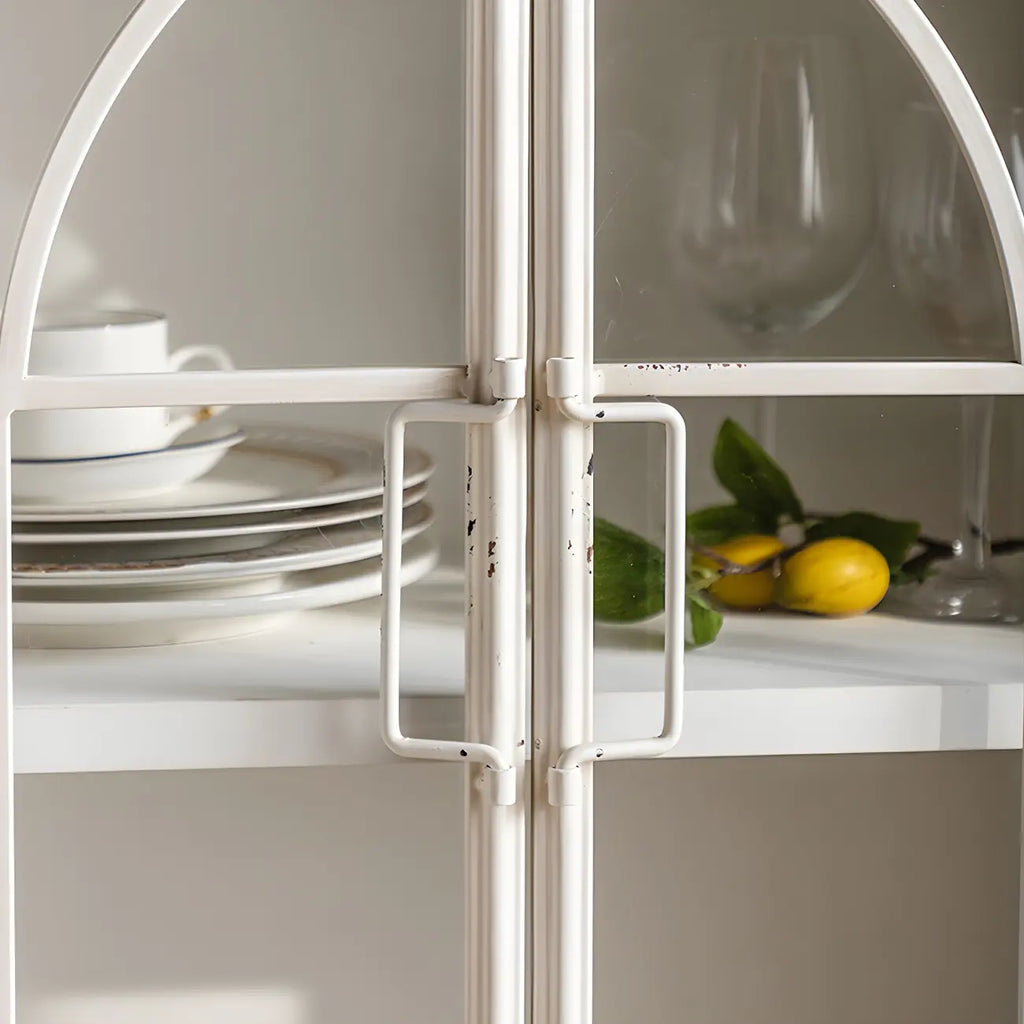 Vitrine classique en bois avec portes blanches cintrées pour la maison