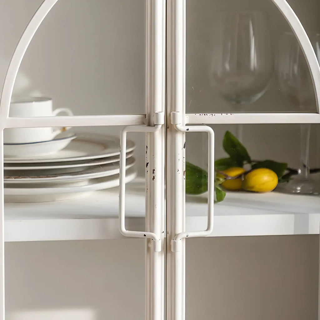 Vitrine classique en bois avec portes blanches cintrées pour la maison