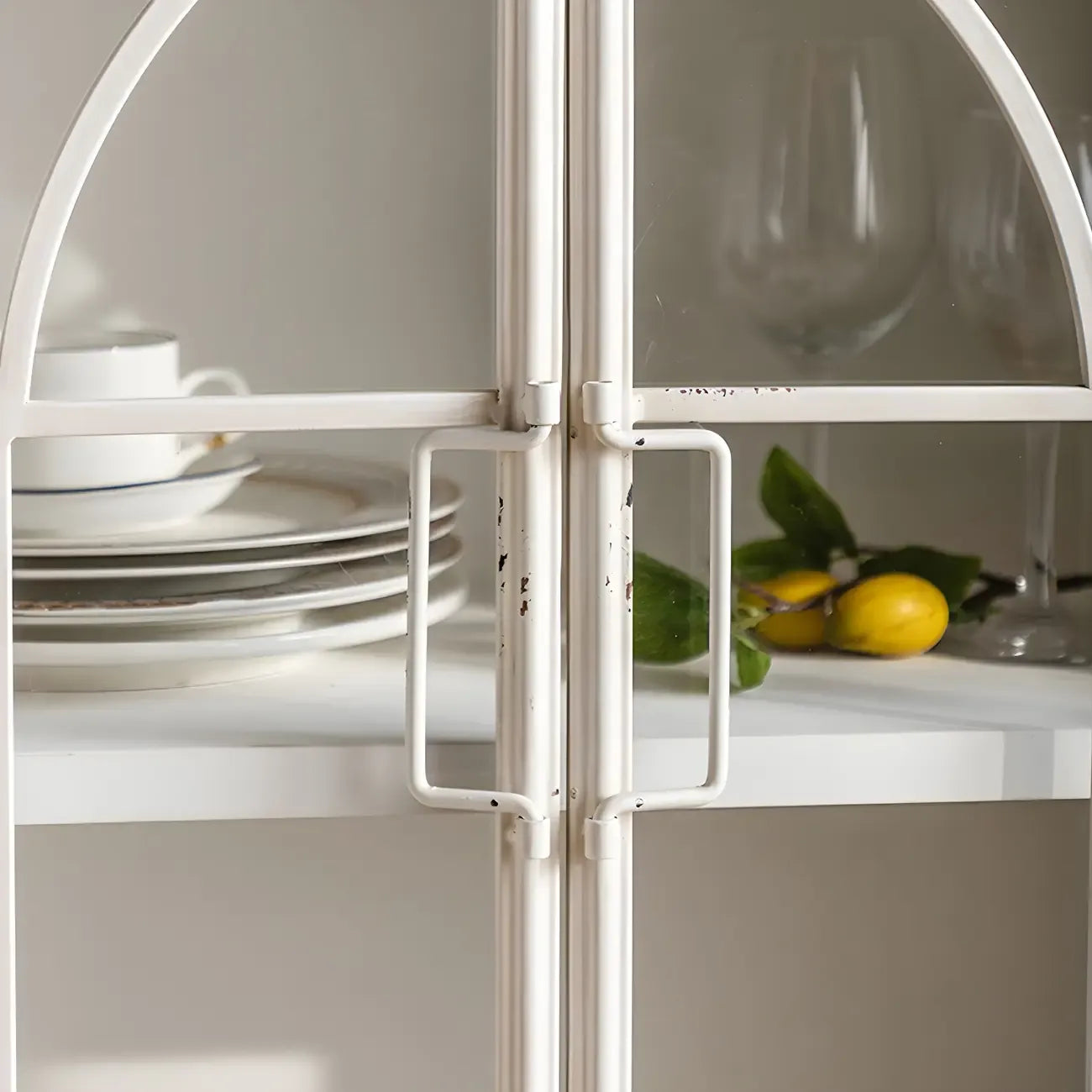 Vitrine classique en bois avec portes blanches cintrées pour la maison