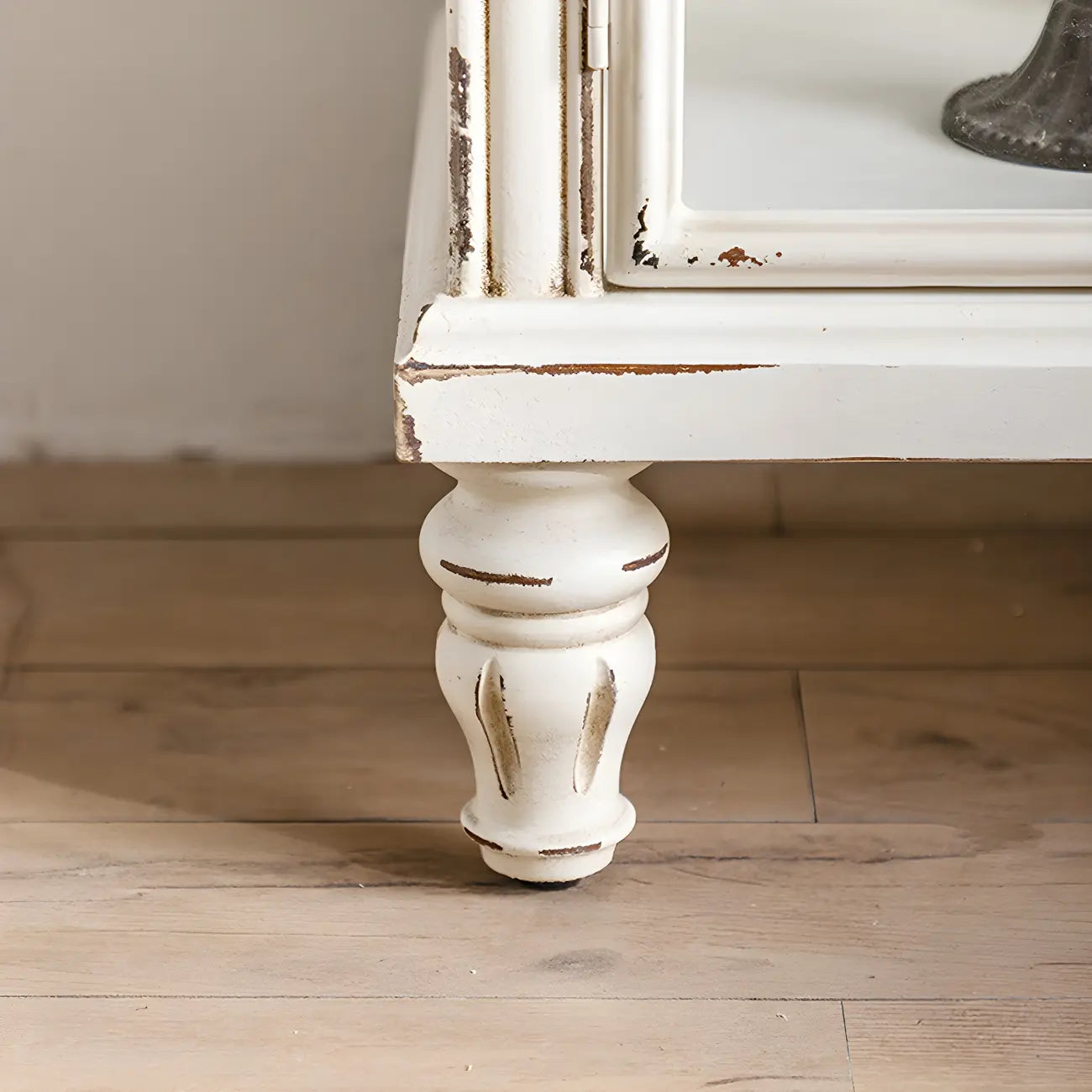 Vitrine classique en bois avec portes blanches cintrées pour la maison