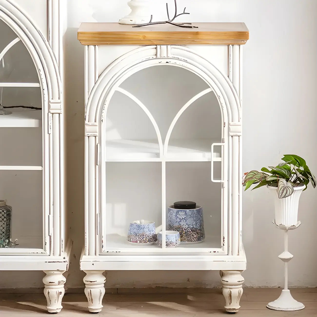 Vitrine classique en bois avec portes blanches cintrées pour la maison