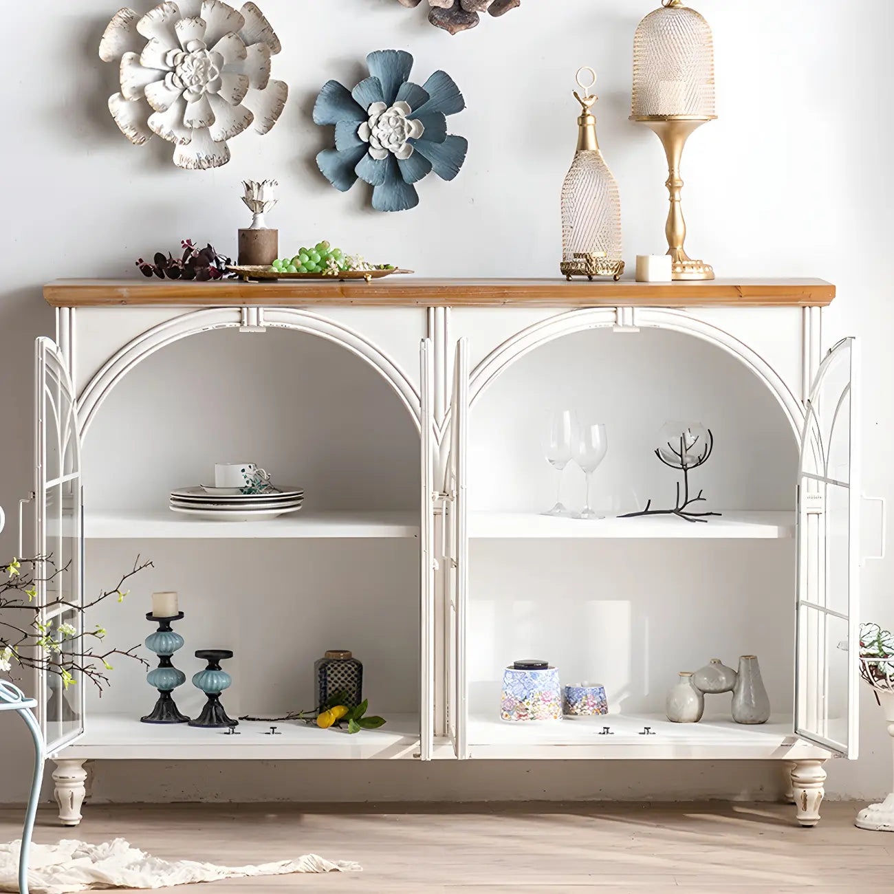 Vitrine classique en bois avec portes blanches cintrées pour la maison