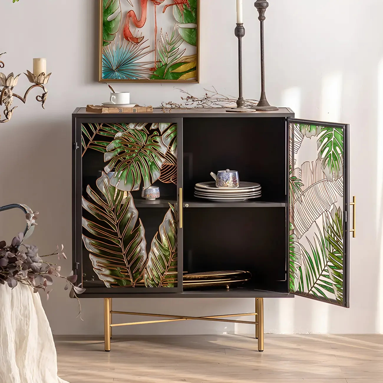 Vitrine en bois gris avec portes vitrées et pieds dorés
