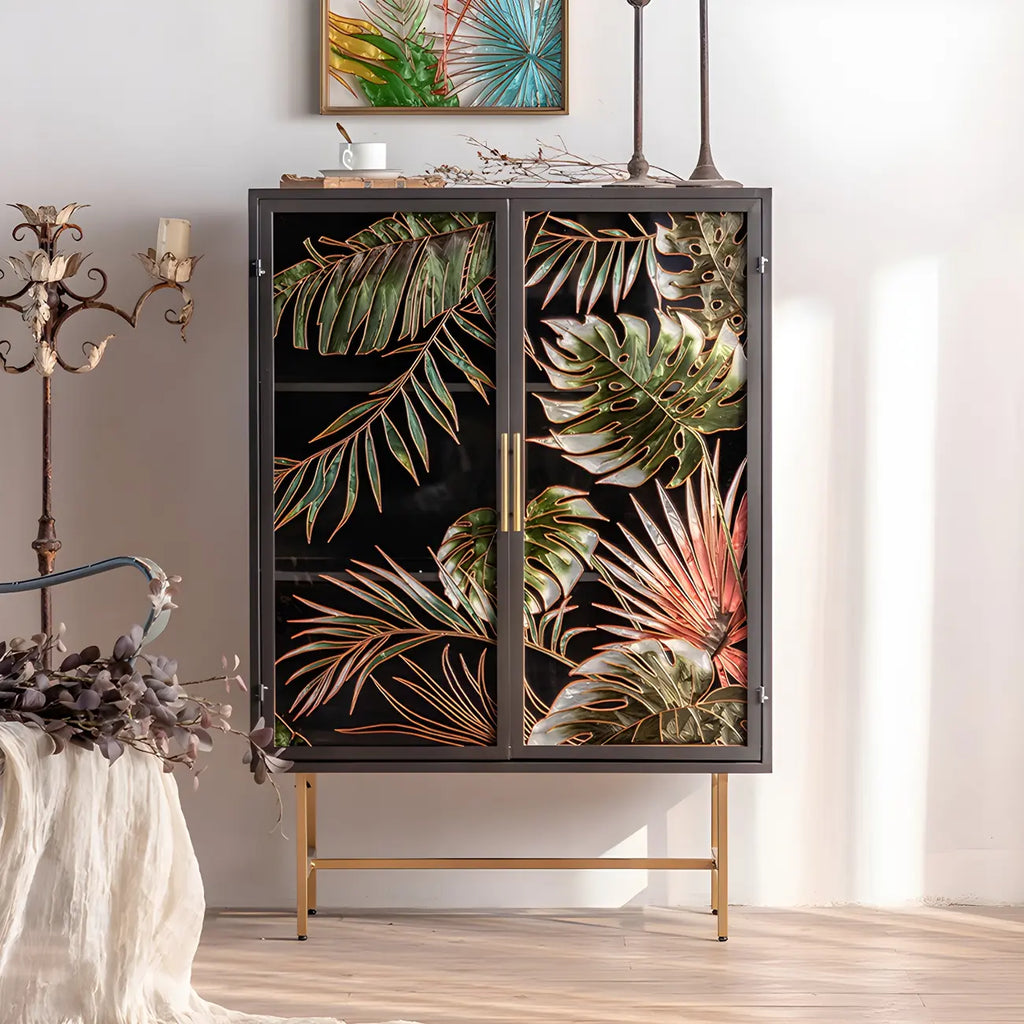 Vitrine en bois gris avec portes vitrées et pieds dorés
