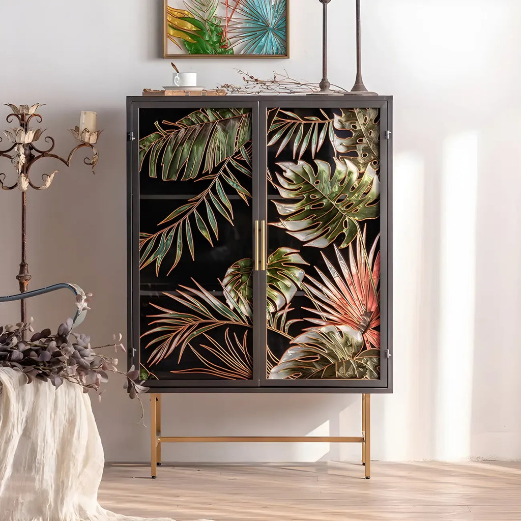 Vitrine en bois gris avec portes vitrées et pieds dorés