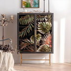 Vitrine en bois gris avec portes vitrées et pieds dorés