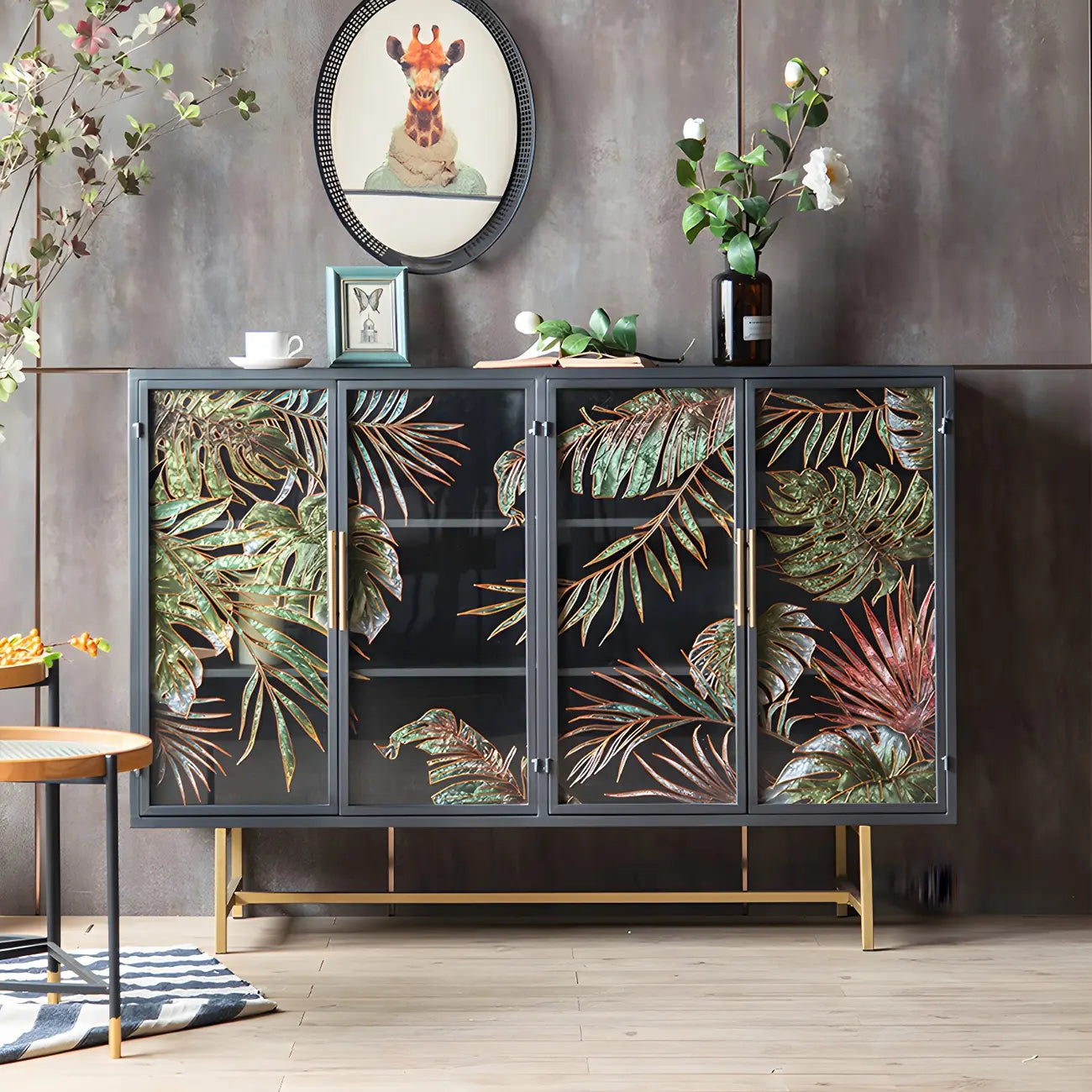 Vitrine en bois gris avec portes vitrées et pieds dorés