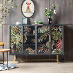Vitrine en bois gris avec portes vitrées et pieds dorés