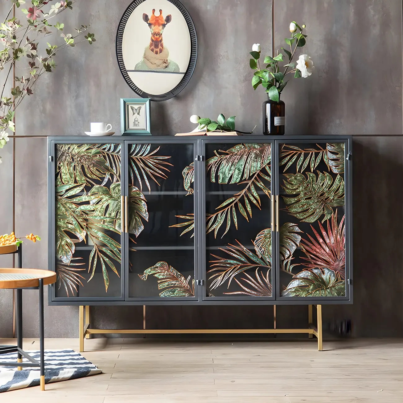 Vitrine en bois gris avec portes vitrées et pieds dorés