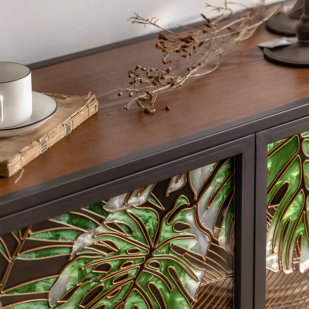 Vitrine en bois gris avec portes vitrées et pieds dorés