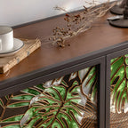 Vitrine en bois gris avec portes vitrées et pieds dorés