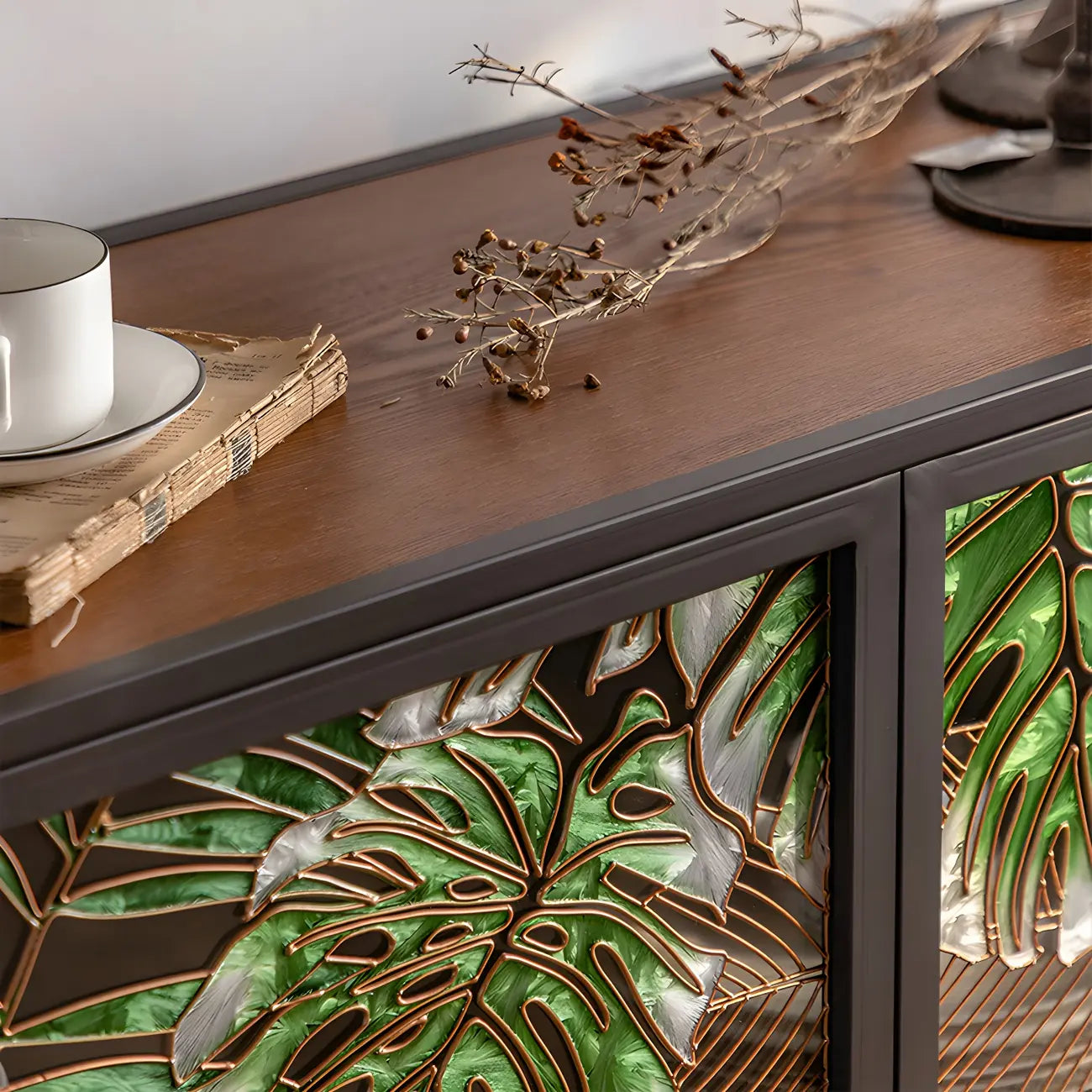 Vitrine en bois gris avec portes vitrées et pieds dorés