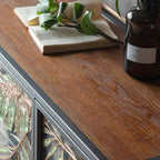 Vitrine en bois gris avec portes vitrées et pieds dorés