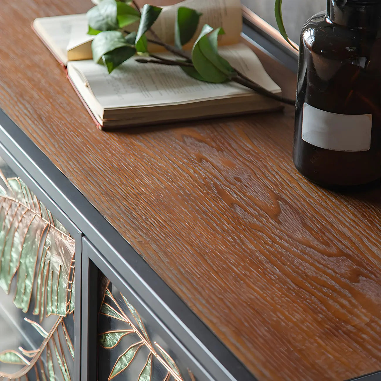 Vitrine en bois gris avec portes vitrées et pieds dorés