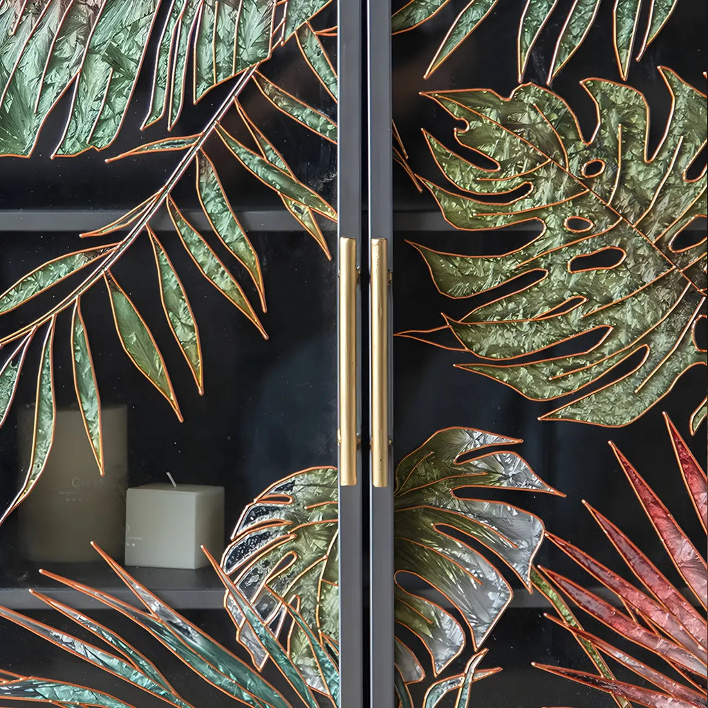 Vitrine en bois gris avec portes vitrées et pieds dorés