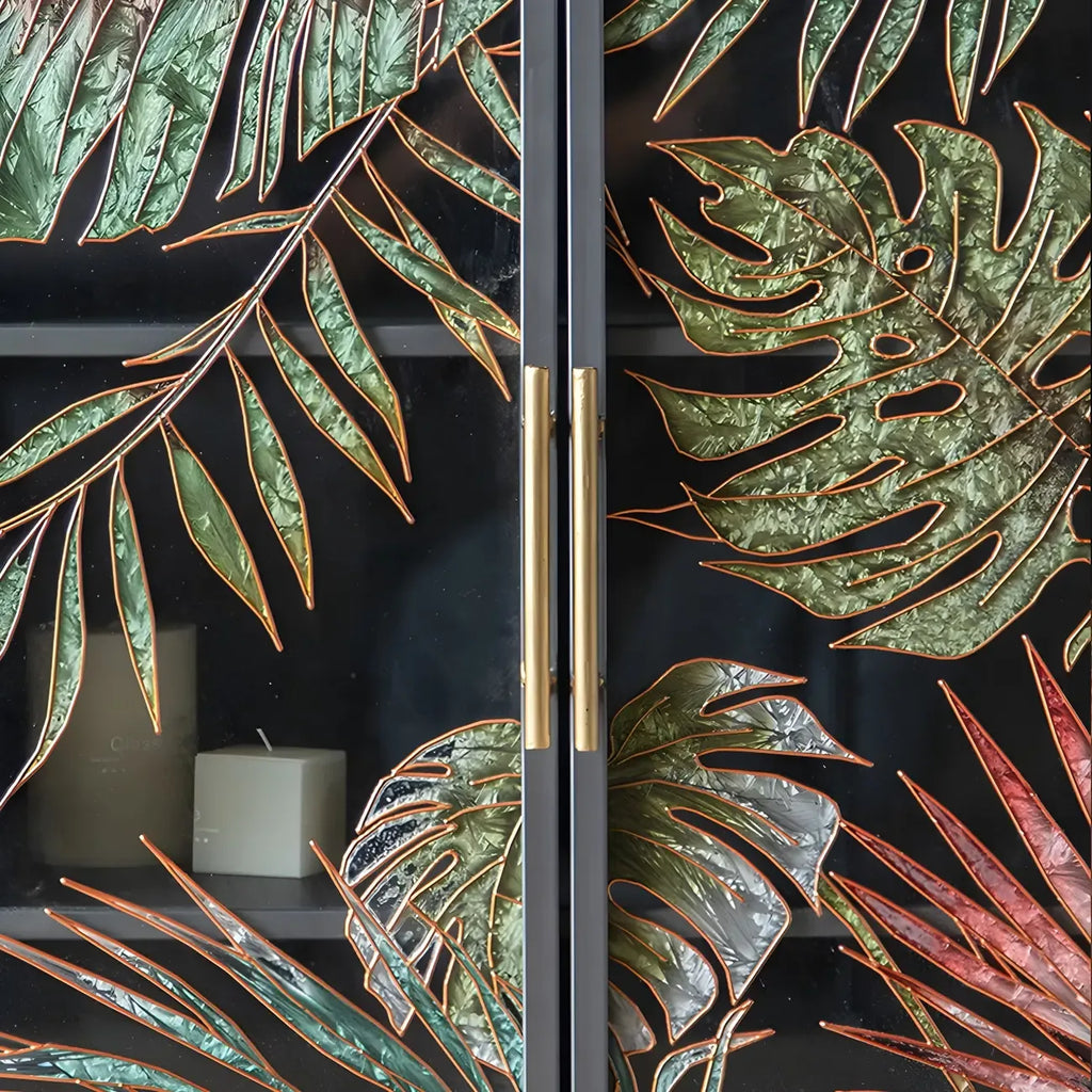 Vitrine en bois gris avec portes vitrées et pieds dorés